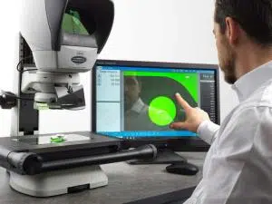 02-Swift-PRO-measuring-microscope-user-AB-V19-495-800×600 Operator using Dynascope non-contact measurement system